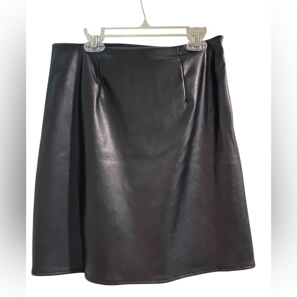 Old Navy Black Pleather Faux Leather Mini Skirt Size Small - Picture 2 of 4